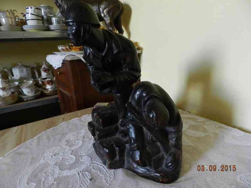 Staré masivní sousoší Vojáci Barikáda - signatura Neužil - foto 4