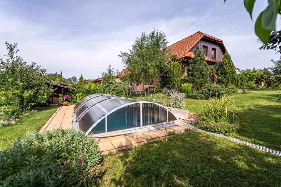 Rodinný dům 5+1 s velkou zahradou, zastřešeným bazénem a garáží, Buštěhrad - foto 1