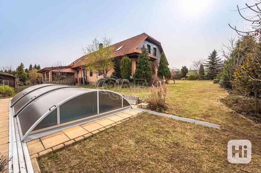 Rodinný dům 5+1 s velkou zahradou, zastřešeným bazénem a garáží, Buštěhrad - foto 25