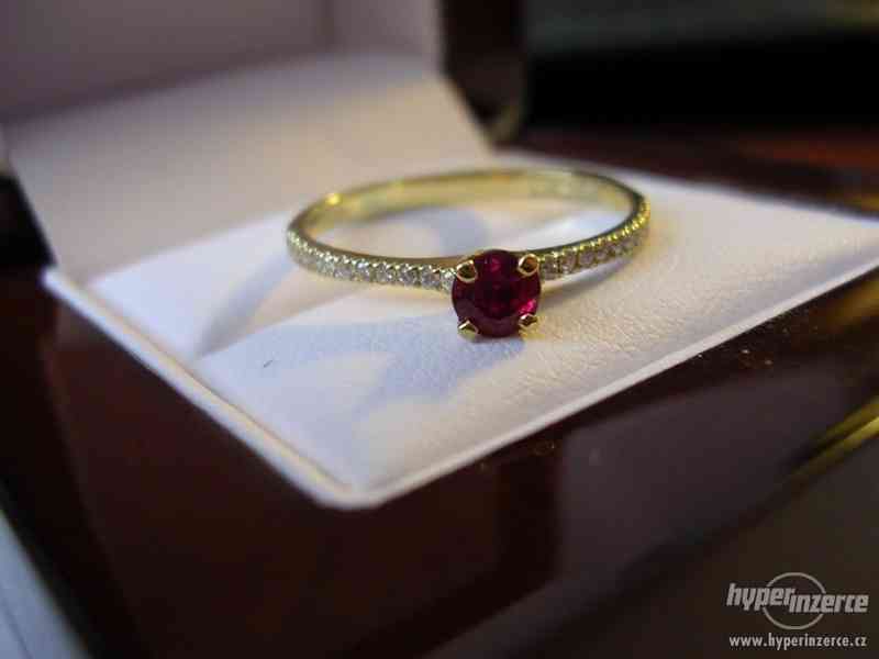 Zlatý prsten s brilianty a rubínem - foto 1