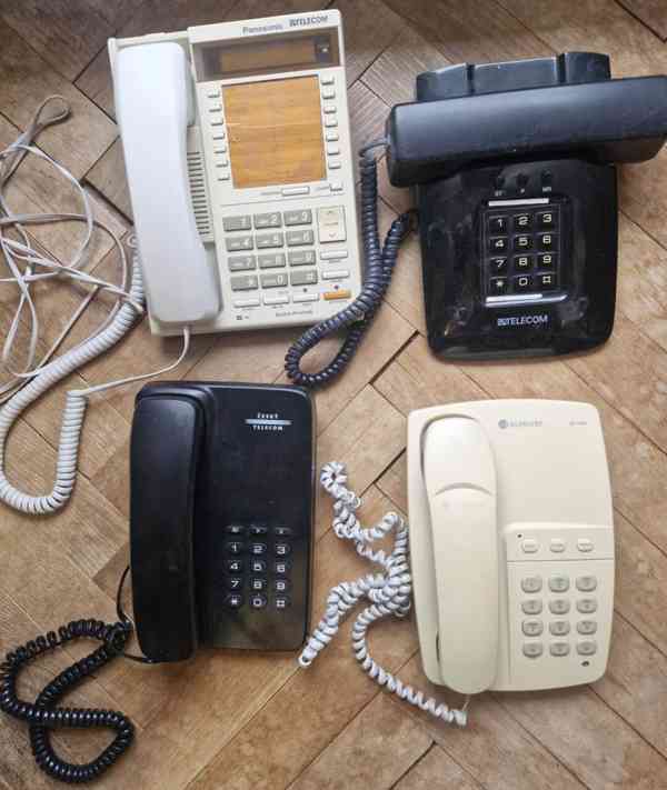 Retro stolní telefony