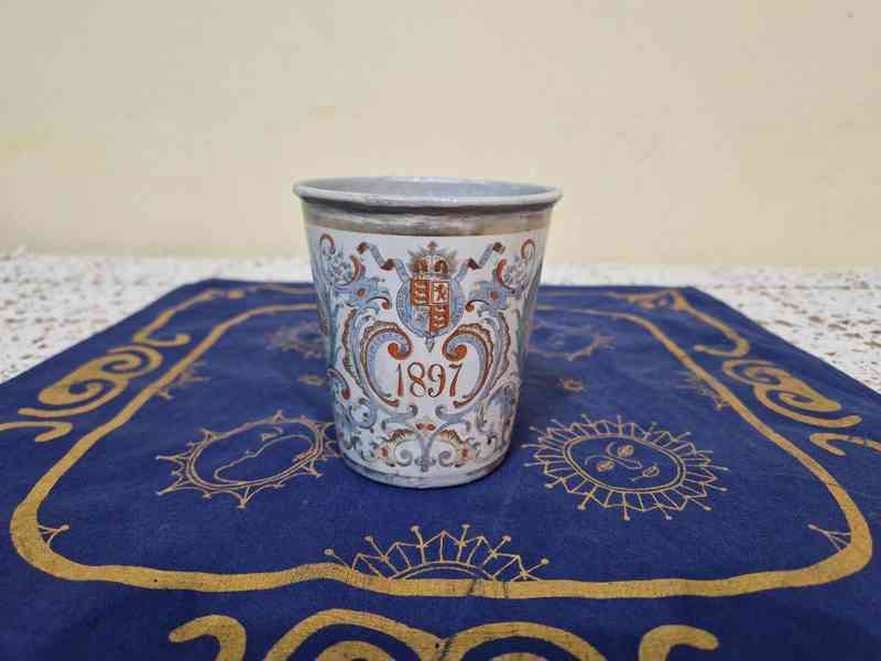 Smaltovaný plechový Kalíšek Královna Viktorie - foto 4
