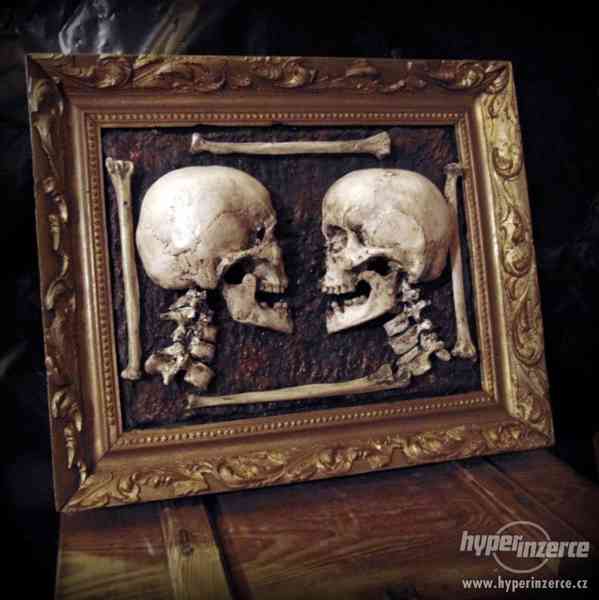 Lidské lebky a kosti jako dekorace a 3D obrazy - foto 5