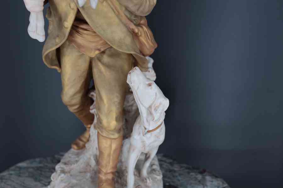 Royal Dux - Myslivec se psem a srncem Výška 52,5 cm - foto 3