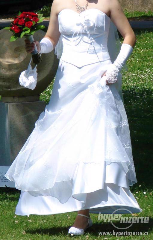 Vyšívané svatební šaty - foto 1