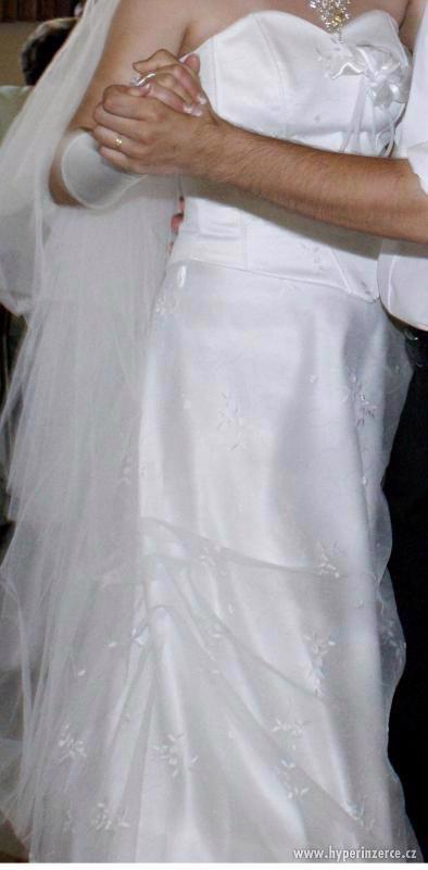 Vyšívané svatební šaty - foto 2