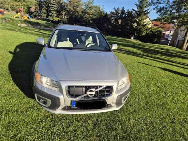 Volvo XC70 D5 AWD ve výbavě Summum