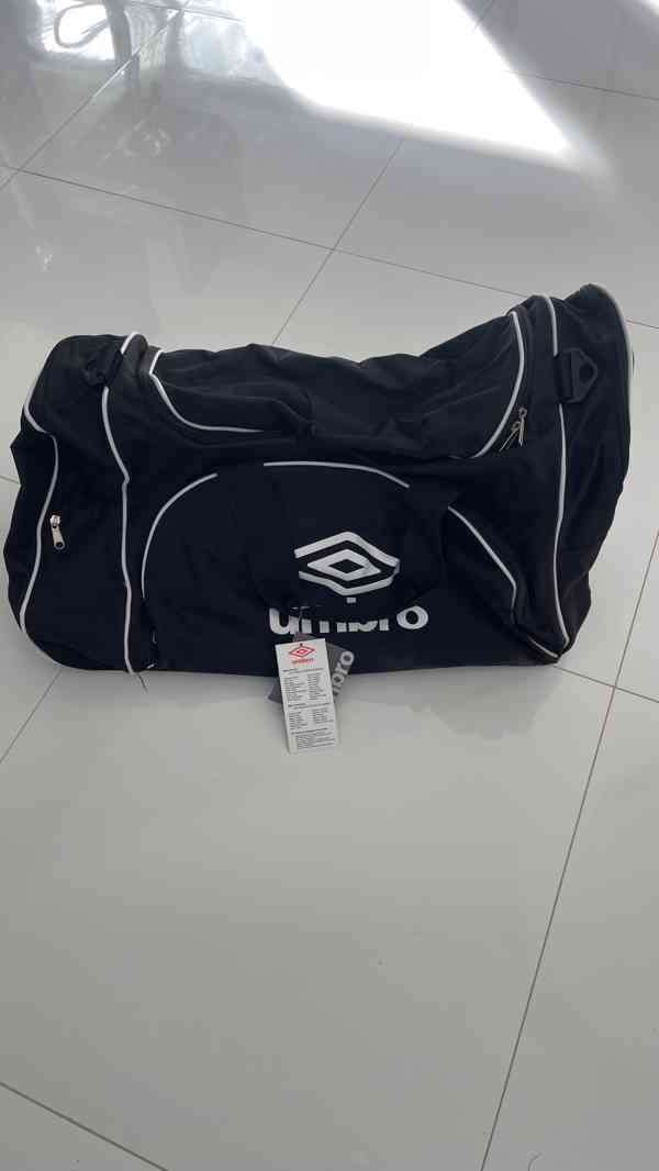 cestovní taška Umbro na kolečkách