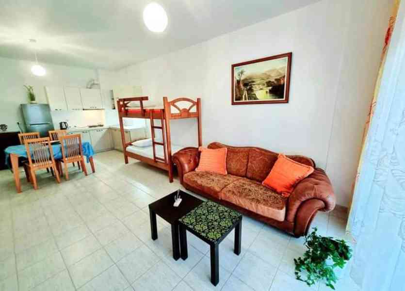 Apartman s balkonem, vyhledem na more u plaze v Albanii