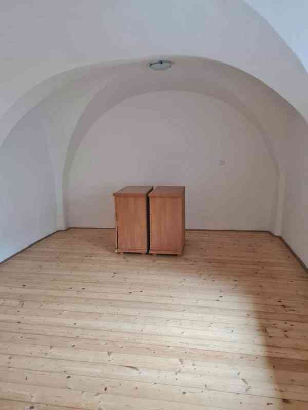 Pronájem bytu 2+1 v historickém centru města Znojma - foto 4