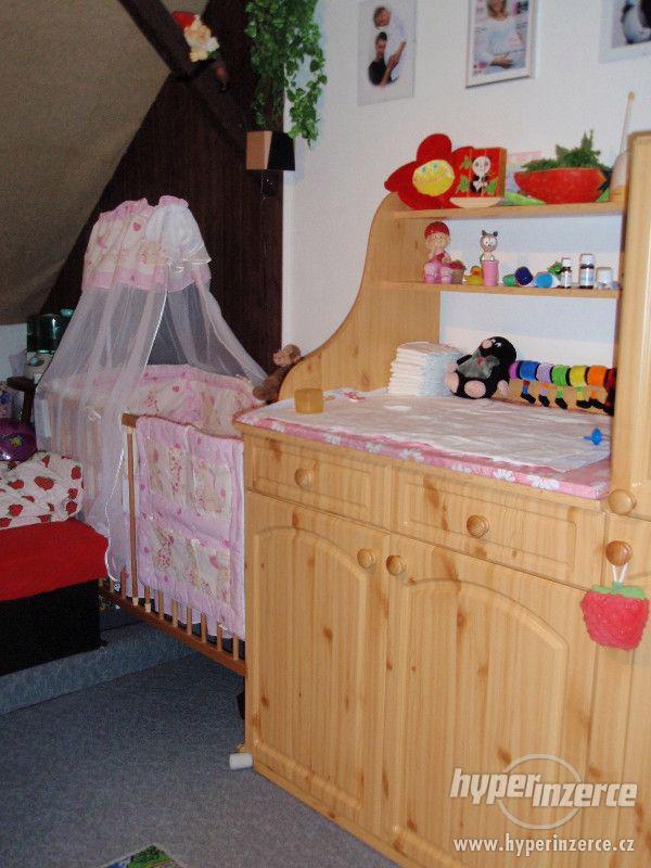 Sestava do dětského pokoje - skříně,přebalovací pult,palanda - foto 7