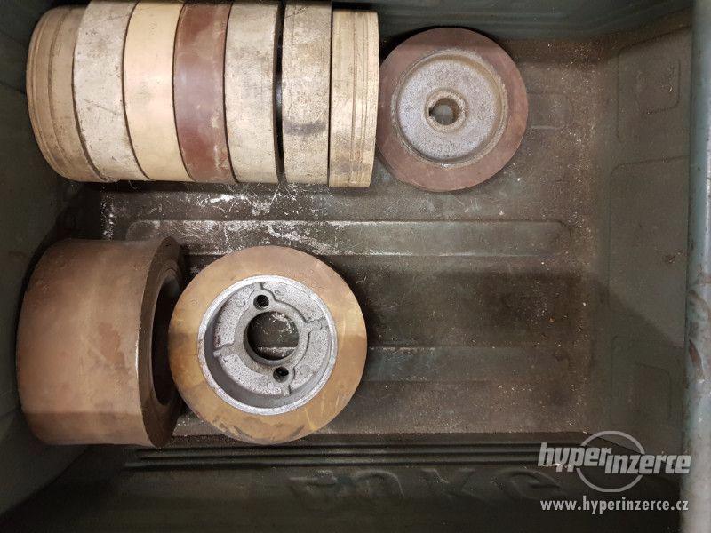 Pogumovaná kolečka - podavač na spodní frézu - - foto 1