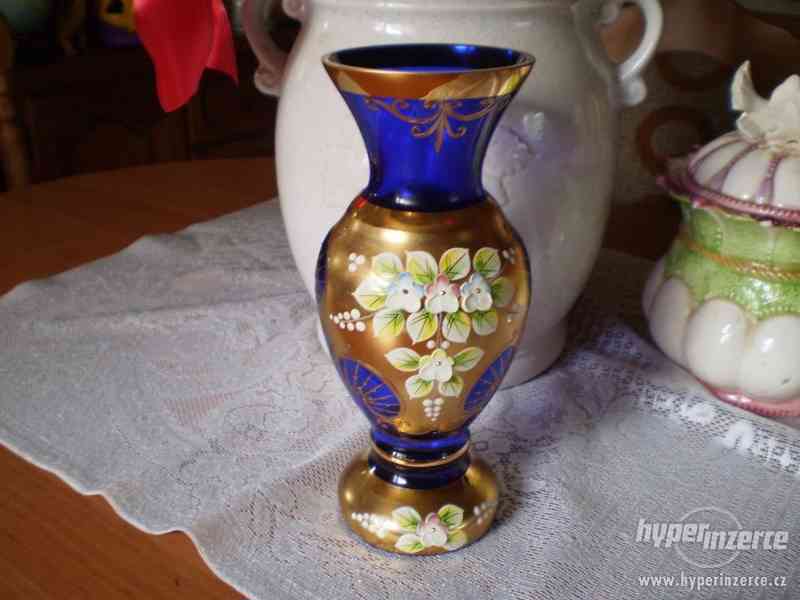 Váza modré sklo malované květy - foto 1