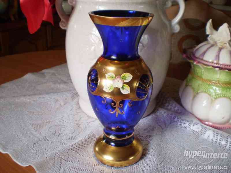Váza modré sklo malované květy - foto 2