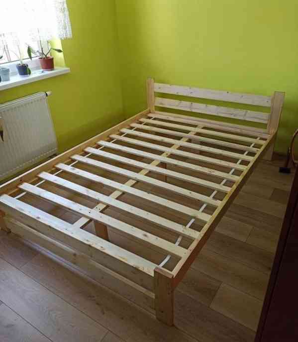 drevena postel 140x200 borovice ze dreva S rostem