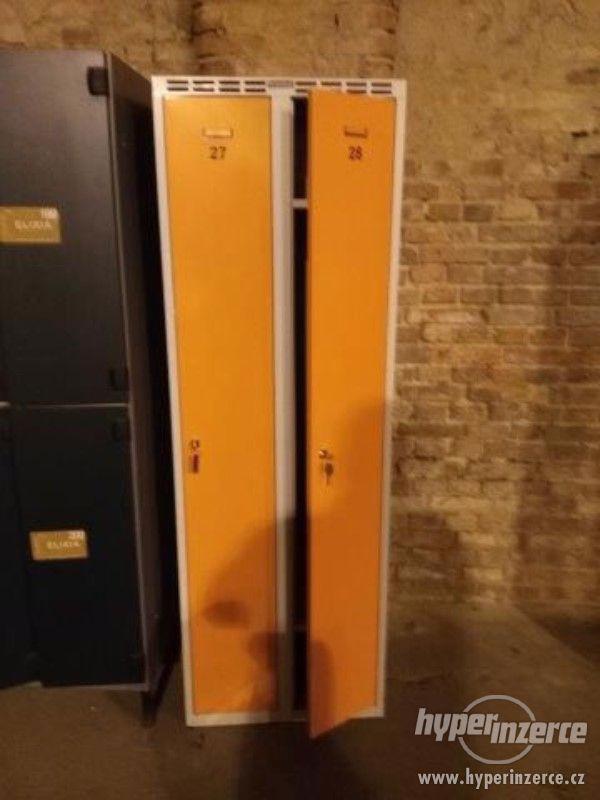 ŠATNÍ SKŘÍNKY ORANŽOVÉ SE ZÁMKEM PLECHOVÉ - foto 1
