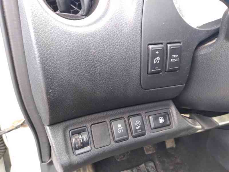 NISSAN NAVARA 2.3 dCi 4x4 120kW ČR,SERVISKA,MANUÁL - foto 23