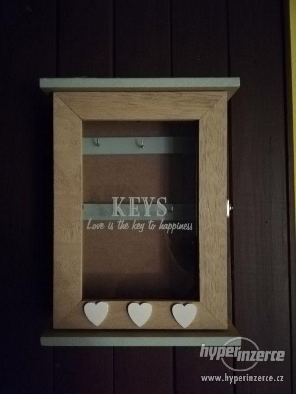 Dekorační skříňka na klíče - foto 1