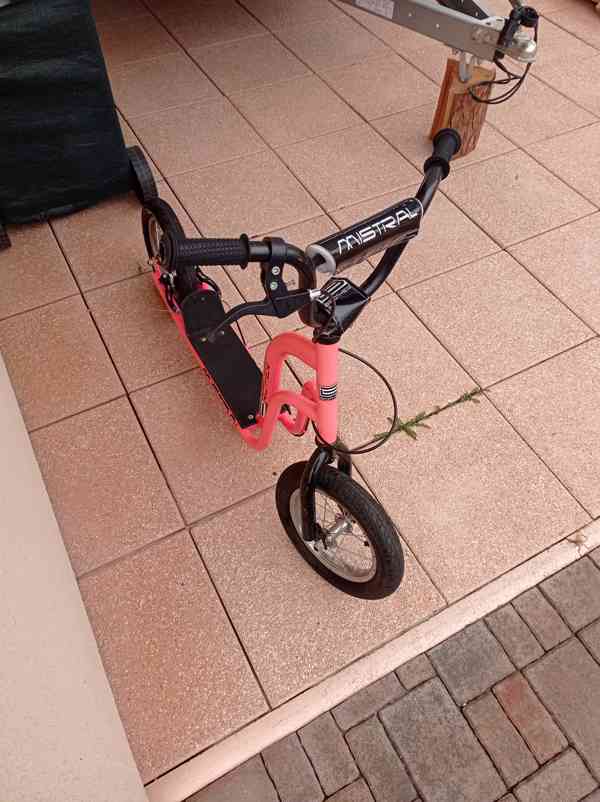 Koloběžka s nafukovacími koly 12" Mistral růžová - foto 3