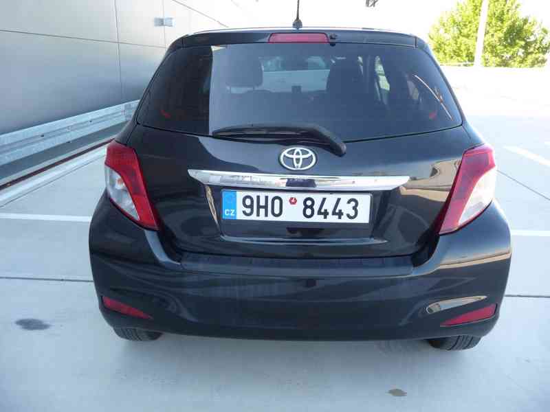 Toyota Yaris 1,3 VVT-i, 73 kW, rok 4/2012, STK 5/2028 - foto 2