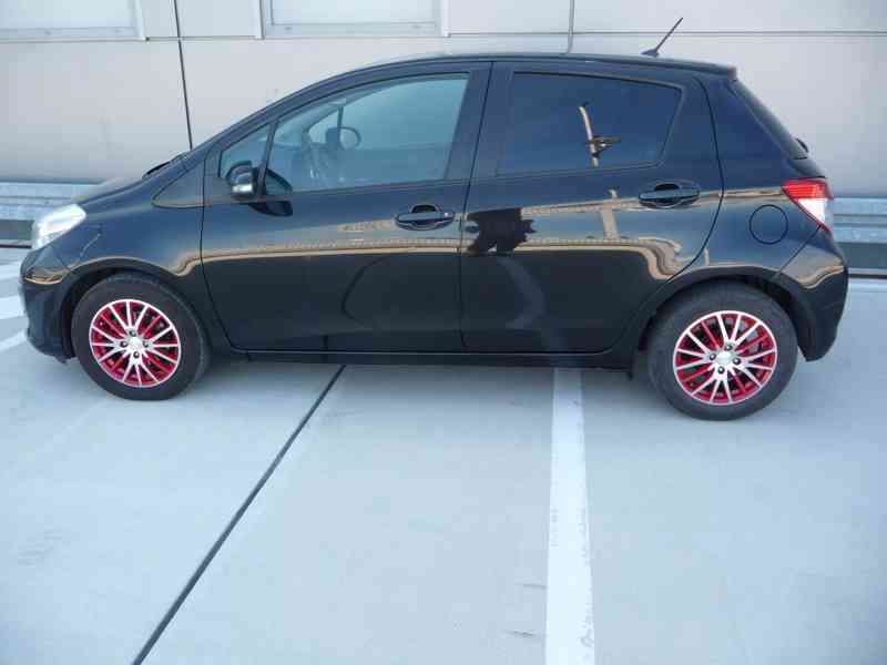 Toyota Yaris 1,3 VVT-i, 73 kW, rok 4/2012, STK 5/2028 - foto 4