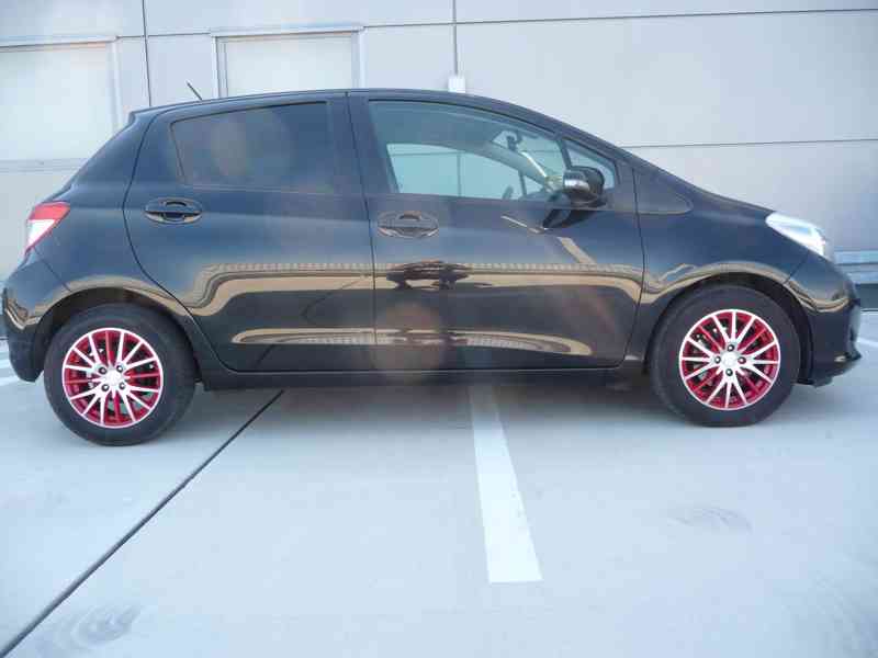 Toyota Yaris 1,3 VVT-i, 73 kW, rok 4/2012, STK 5/2028 - foto 3