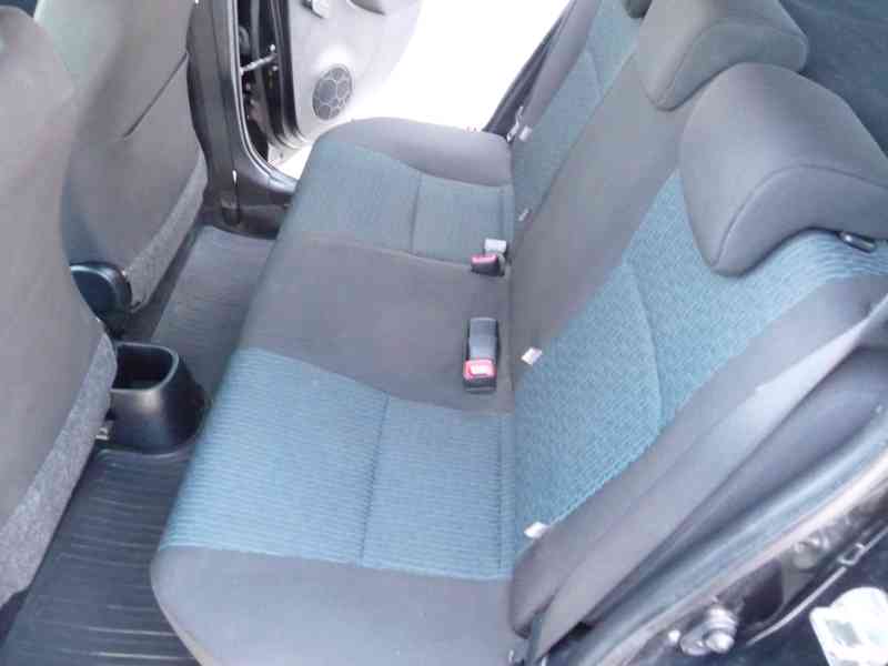 Toyota Yaris 1,3 VVT-i, 73 kW, rok 4/2012, STK 5/2028 - foto 9