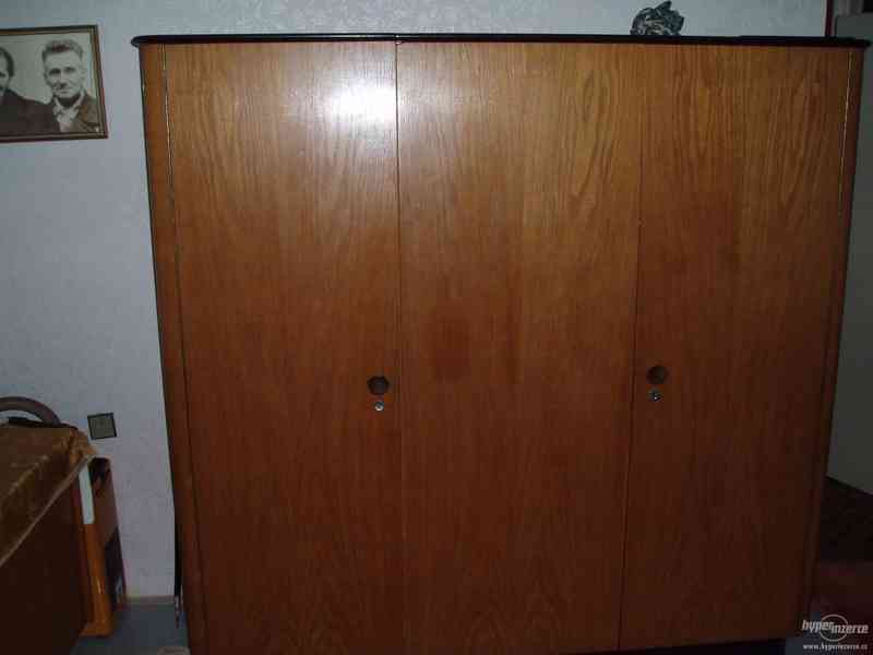 Prodám nábytek z masívního dřeva v pěkném stavu - foto 1