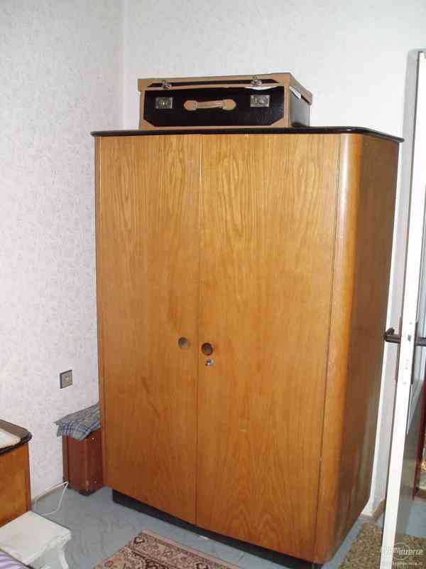 Prodám nábytek z masívního dřeva v pěkném stavu - foto 2