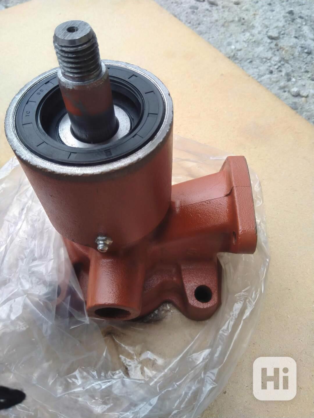 Vodní pumpa na traktor Bělorus podkop Belarus, motor D 65 - foto 1