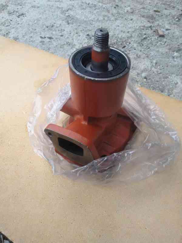 Vodní pumpa na traktor Bělorus podkop Belarus, motor D 65 - foto 2