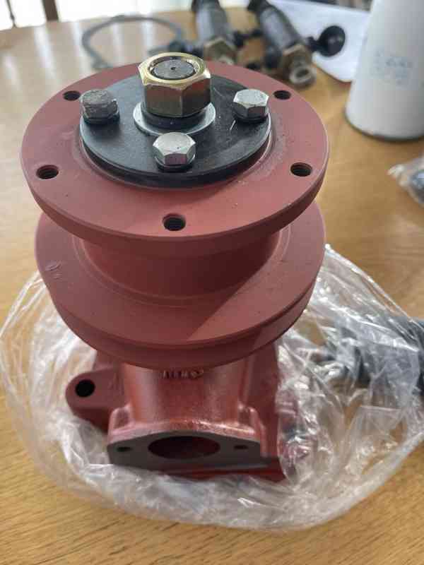 Vodní pumpa na traktor Bělorus podkop Belarus, motor D 65 - foto 6