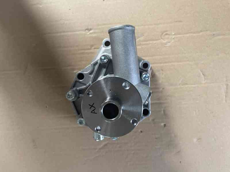 Vodní pumpa na traktor Bělorus podkop Belarus, motor D 65 - foto 14