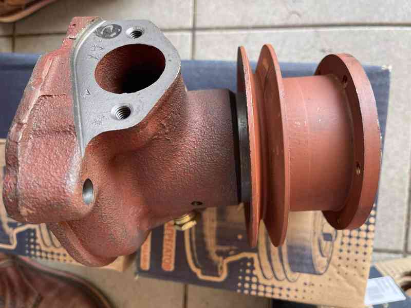 Vodní pumpa na traktor Bělorus podkop Belarus, motor D 65 - foto 3
