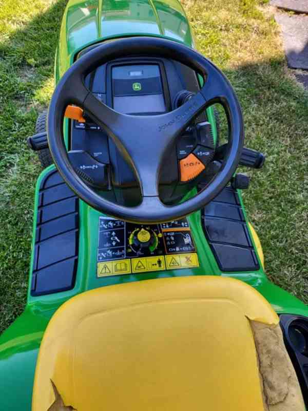 Travní traktor John Deere X300R - foto 5