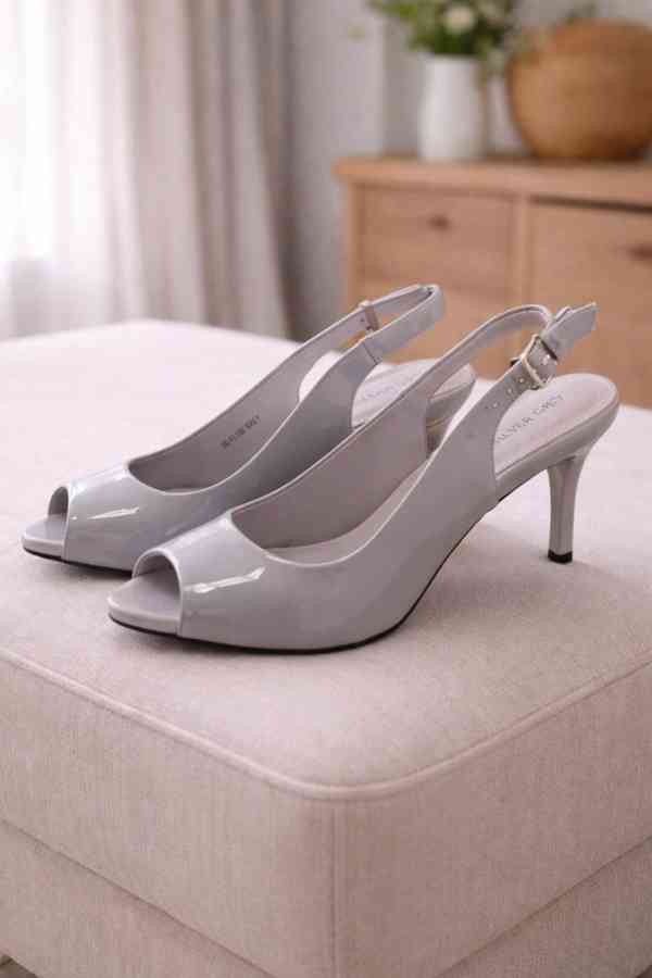 Elegantní šedé sandály na podpatku 