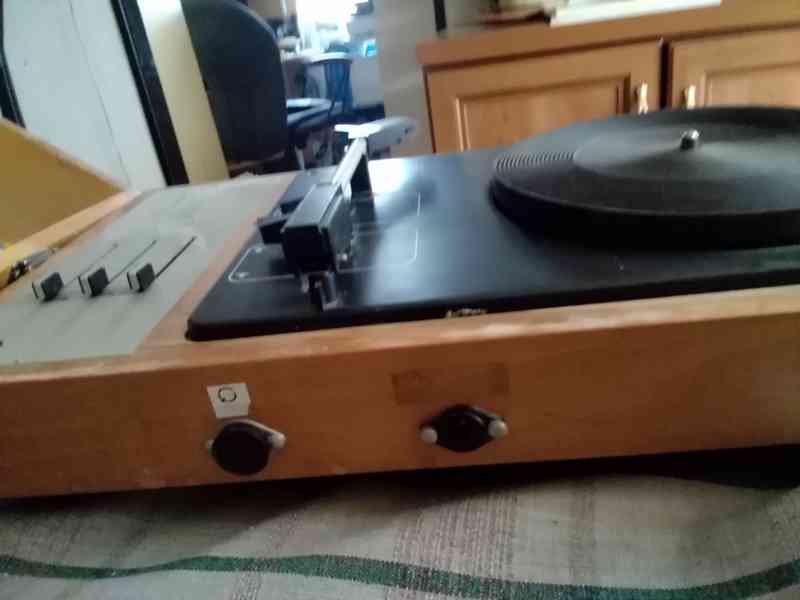 Starý gramofon ve dřevě - foto 4
