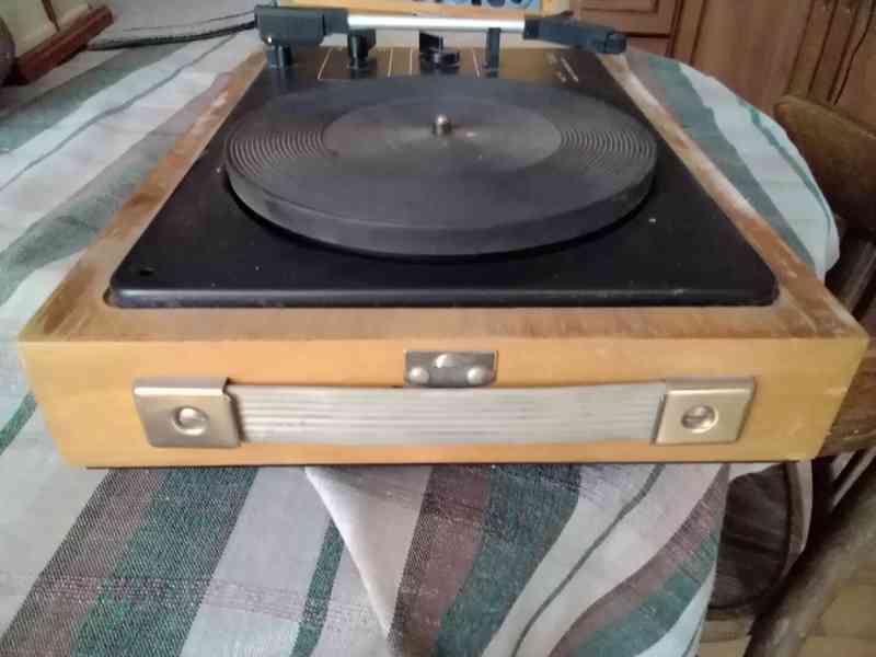 Starý gramofon ve dřevě - foto 3