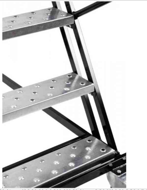 Pojízdný ocelový žebřík s plošinou, výška  plošiny 1,75m - foto 2