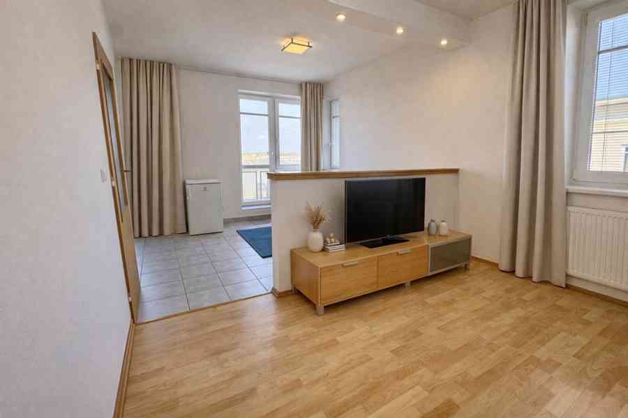 Pronájem bytu 1+kk s velkým rohovým balkónem a sklepem - foto 4