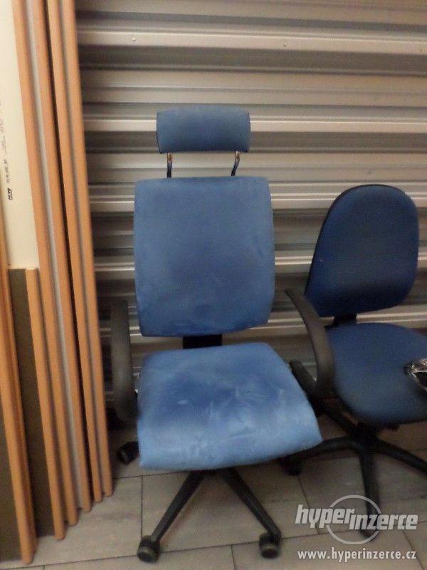 Kancelářská židle na kolečkách modrá s opěrkou hlavy - foto 1