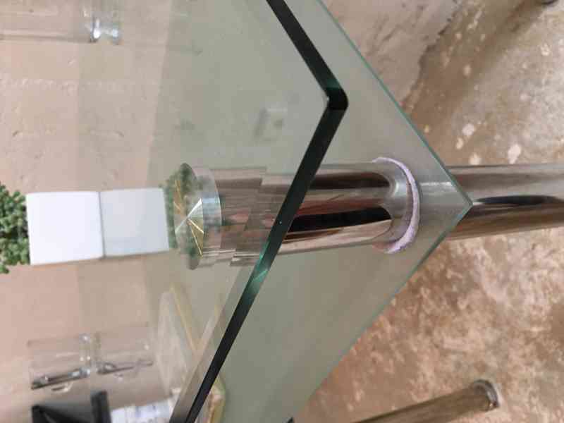 Skleněný kovový stůl  - foto 3