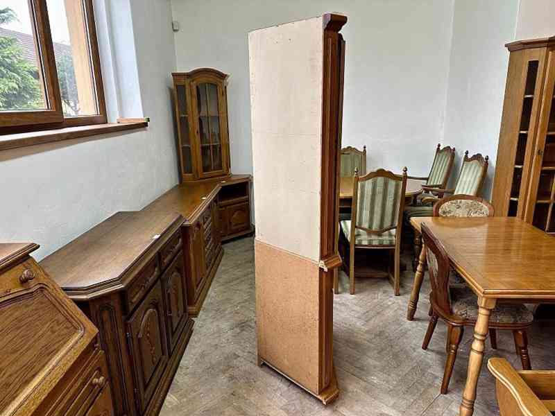  628 Komoda rustikální rohová se skleníkem   - foto 3