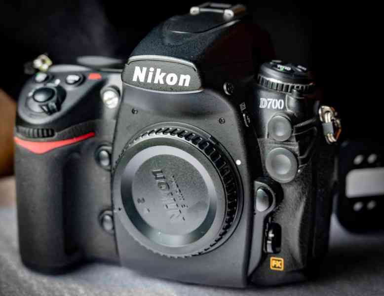 Nikon D700 v pěkném stavu + příslušenství