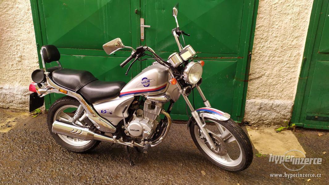 DAELIM VS 125 - COOL Chopper pro začátečníky od 16 let - foto 1