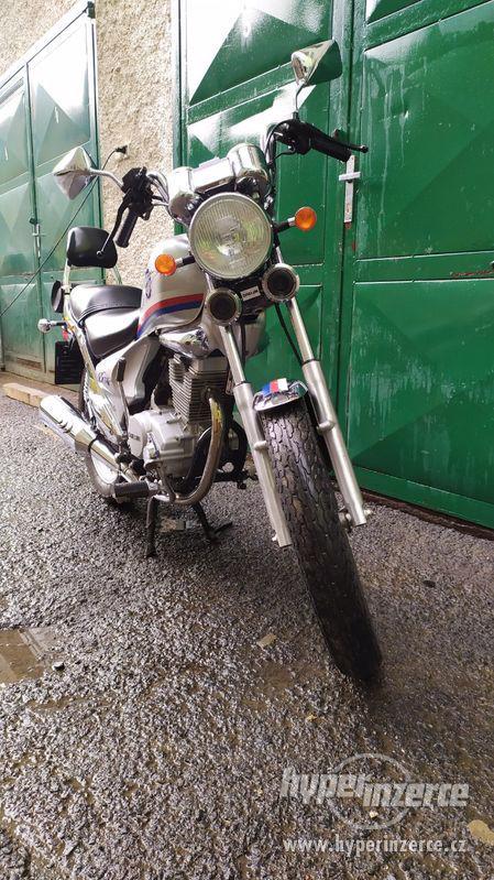 DAELIM VS 125 - COOL Chopper pro začátečníky od 16 let - foto 2