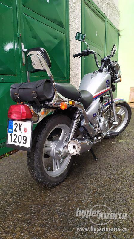 DAELIM VS 125 - COOL Chopper pro začátečníky od 16 let - foto 3