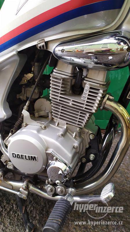 DAELIM VS 125 - COOL Chopper pro začátečníky od 16 let - foto 4