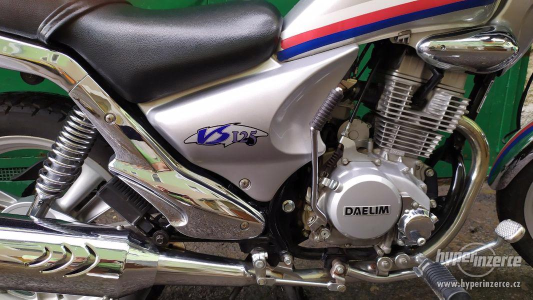 DAELIM VS 125 - COOL Chopper pro začátečníky od 16 let - foto 7