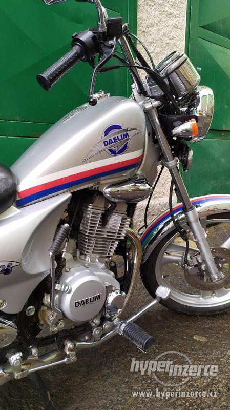 DAELIM VS 125 - COOL Chopper pro začátečníky od 16 let - foto 8